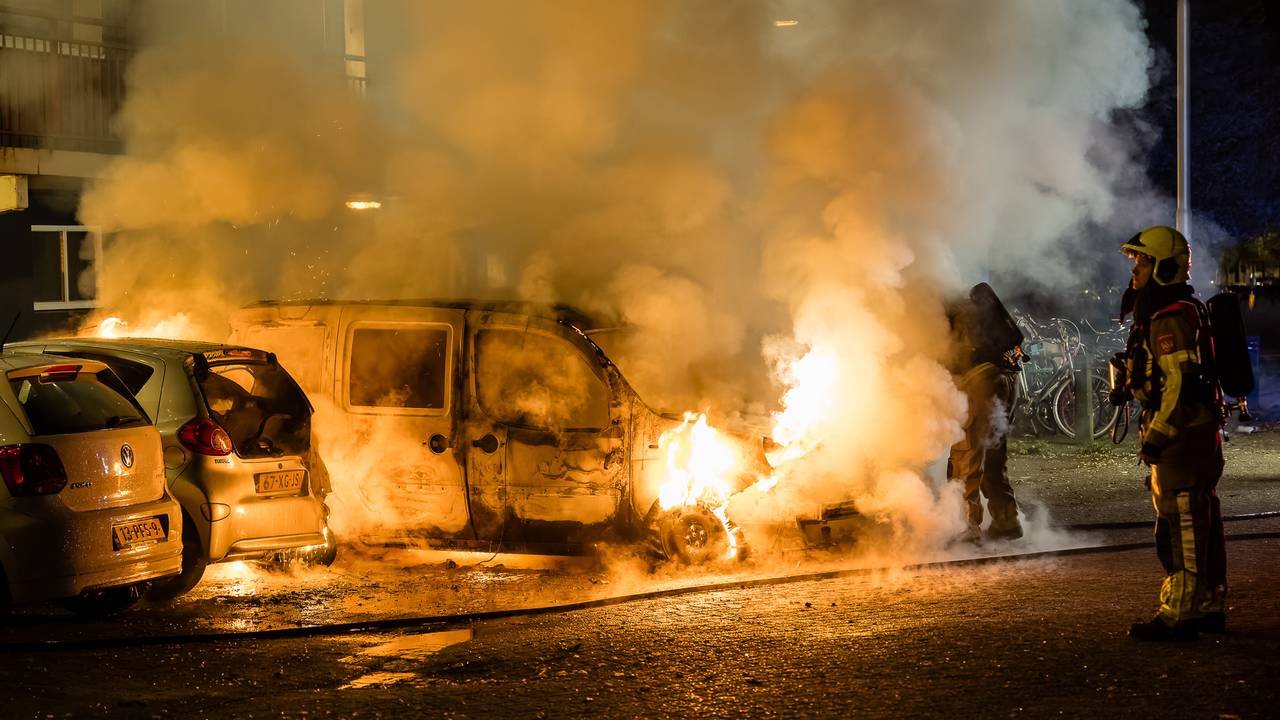 De brandweer had het zondagnacht druk met het bestrijden van de autobranden (foto: Jack Brekelmans/SQ Vision).
