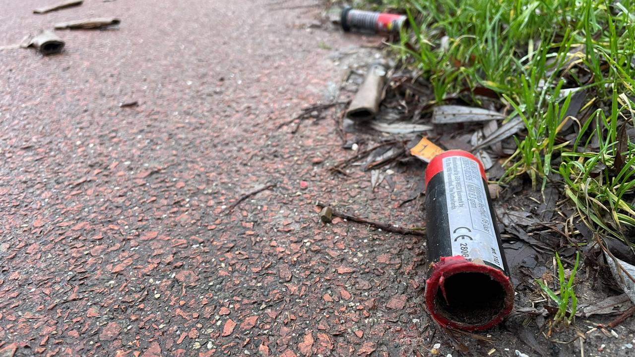 De afgelopen tijd werden op meerdere plekken vernielingen aangericht met vuurwerk (Archieffoto: Karin Kamp).
