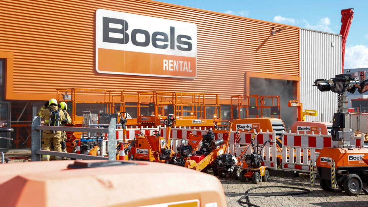 Uit de bedrijfshal kwam nog lang rook (foto: Addy Smits/Persbureau Heitink).