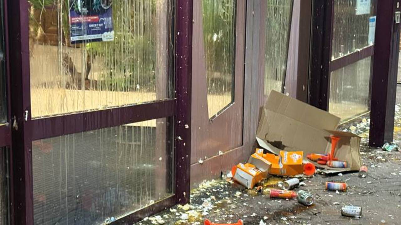 Anti-azc demonstranten krijgen rekening gepresenteerd na gooien met eieren