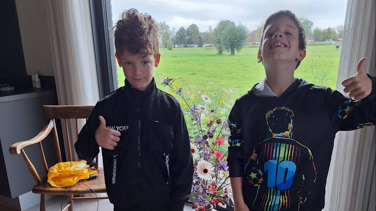 Ties en Daan uit Oirschot wensen Johan succes.