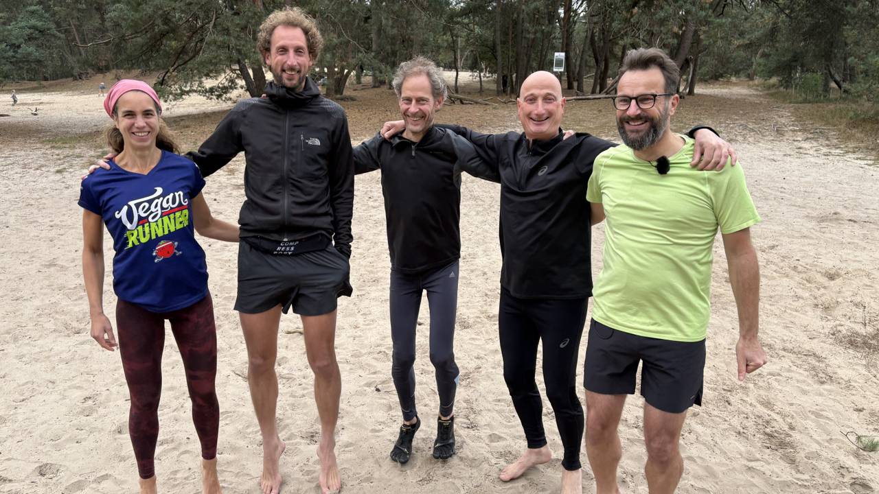 René Maas (tweede van rechts) en Erik Spinhoven (rechts) hardlopen elke week op blote voeten (foto: Wilco Zonneveld).
