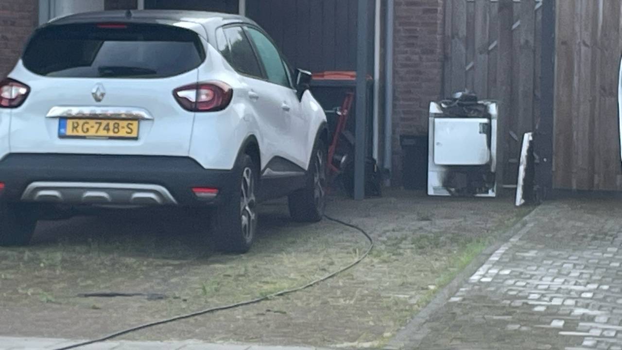 Een wasdroger had vlam gevat in het huis in Escharen (foto: Marco van den Broek/SQ Vision).