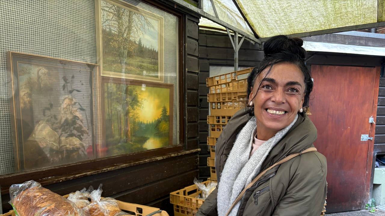 Hülya bij de bakken brood die dagelijks uitgedeeld worden (foto: Pieter Soethout)