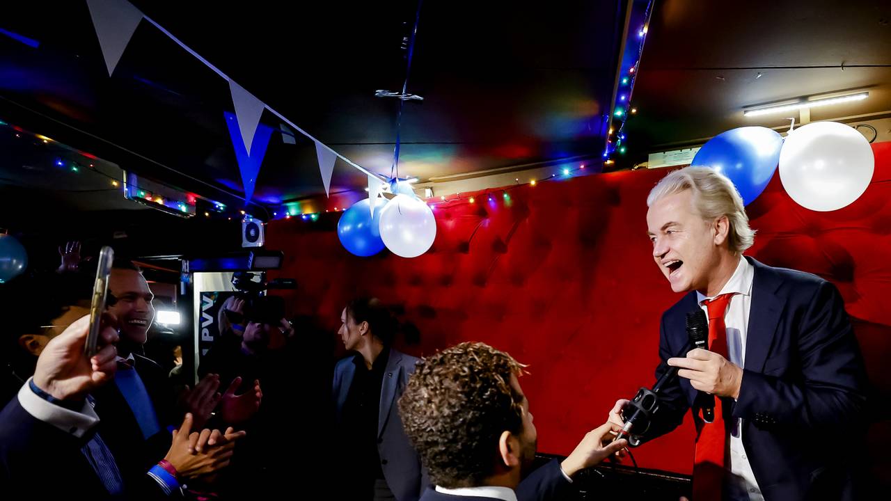 Geert Wilders viert de overwinning (foto: ANP).