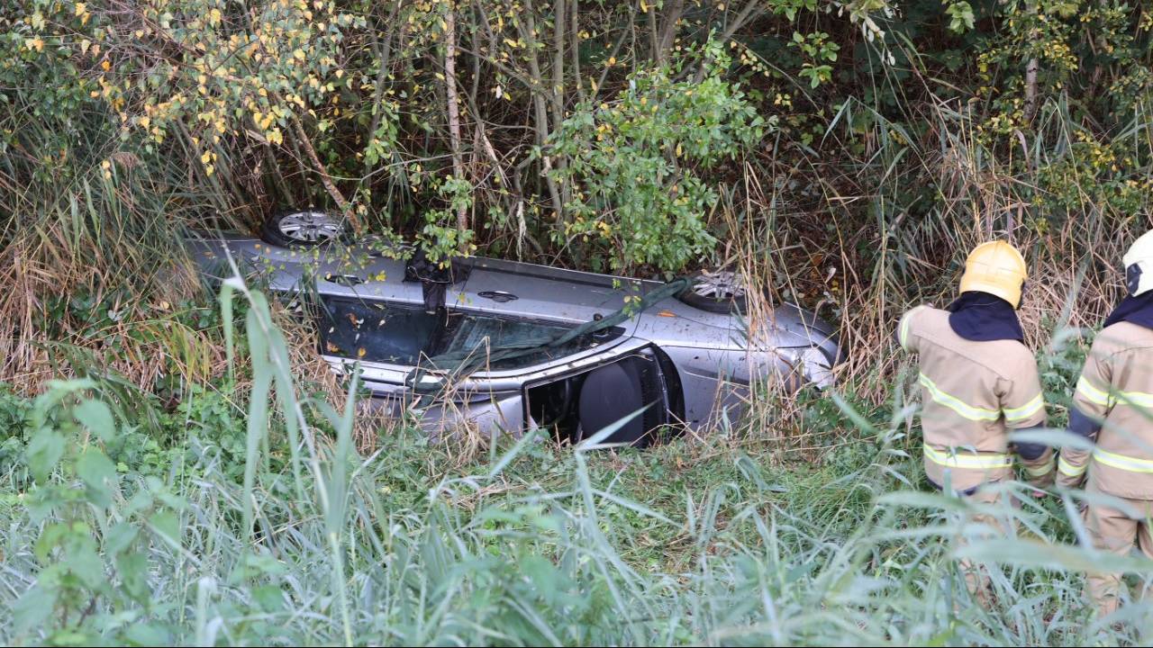Het ongeluk op de afrit Veghel gebeurde rond halfacht zondagochtend (foto: Bart Meesters).