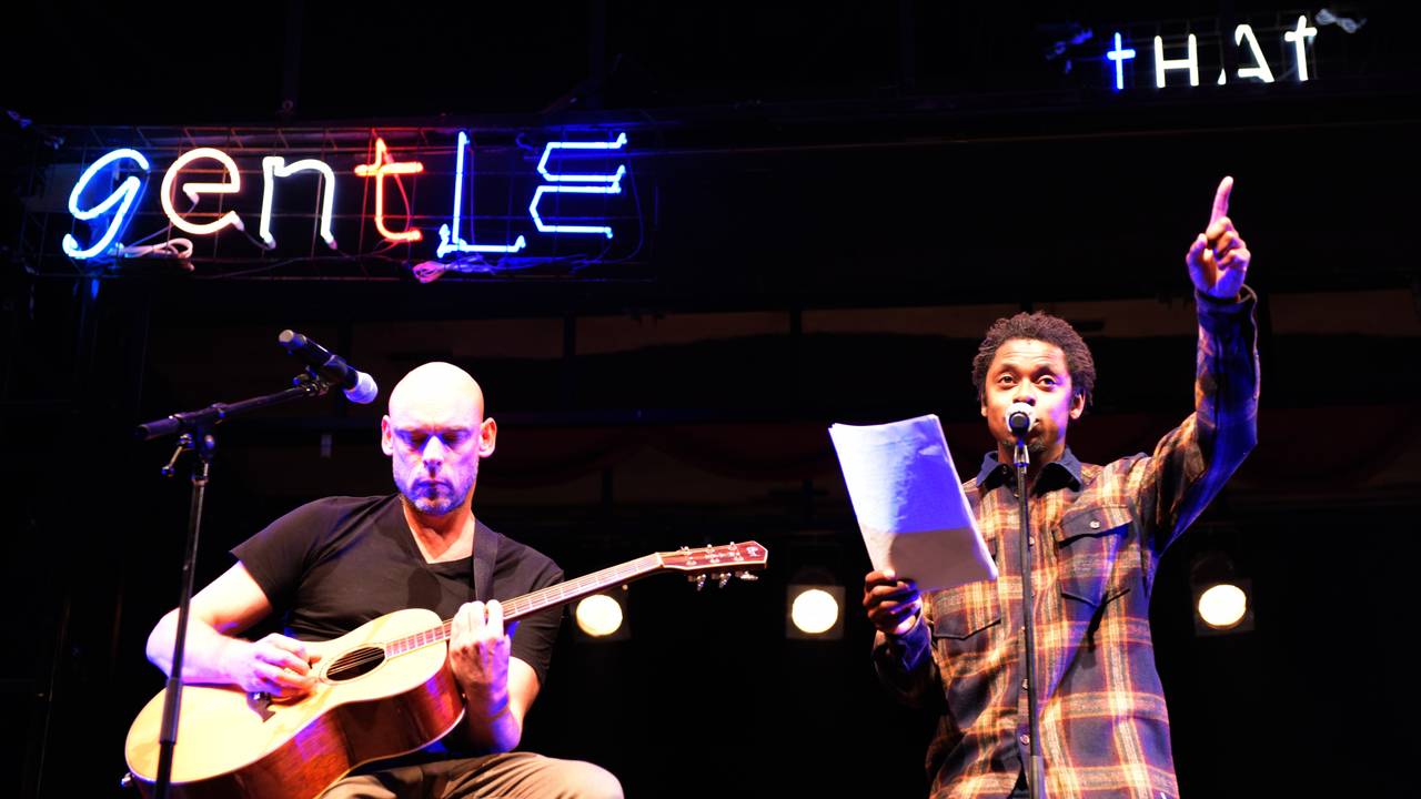 Rapper en zanger Typhoon bij festival Lazy Listeners van Watershed.