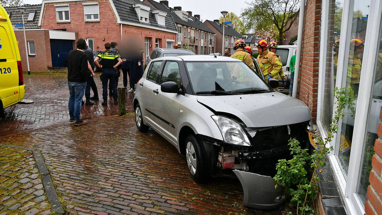112 Nieuws: Fietsster gewond bij aanrijding Hardenberg | Auto ramt tegen woning in Deurningen na aanrijding.