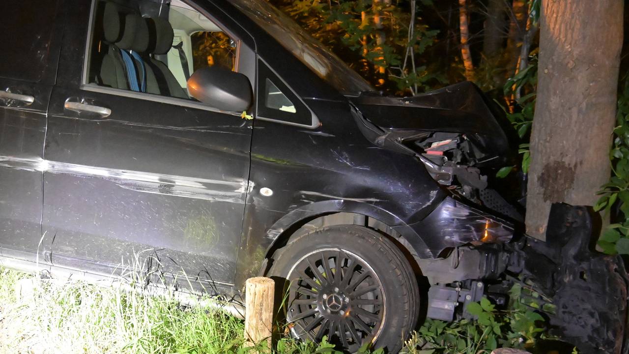 Auto raakt van de weg en botst tegen boom (Foto: Perry Roovers/SQ Vision)