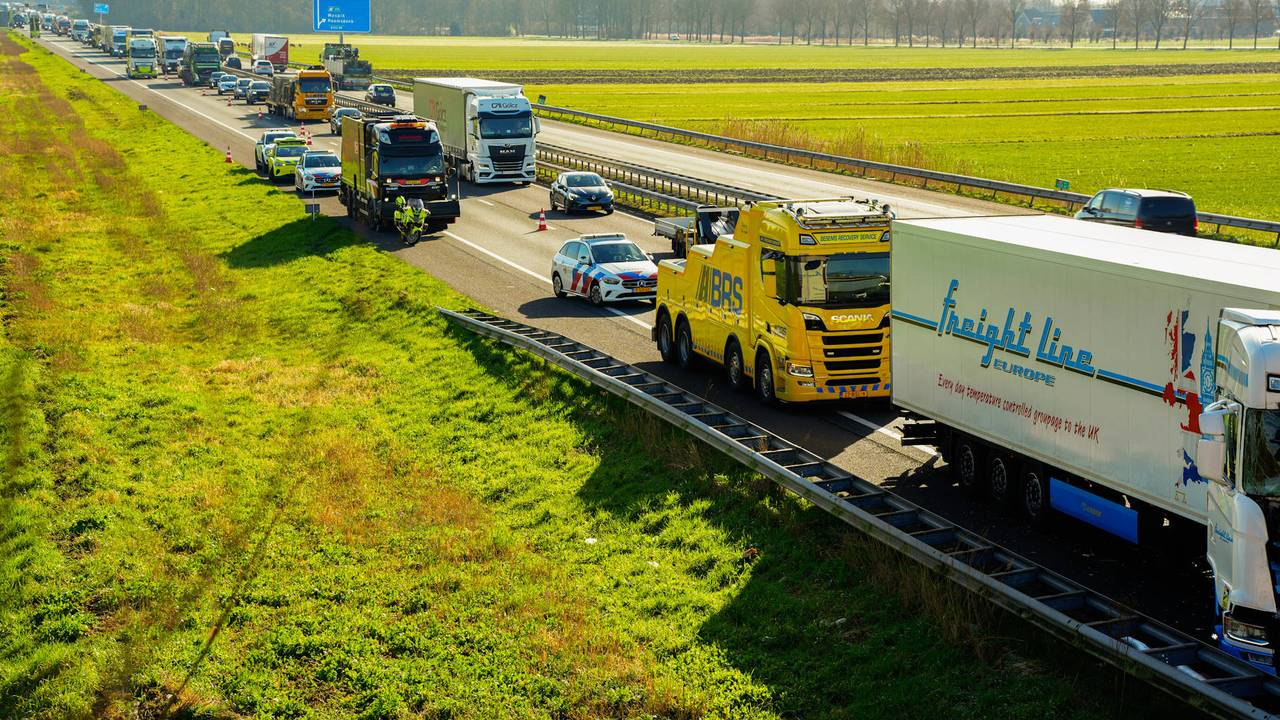 Ongeluk met twee vrachtwagens op de A59 (foto: Erik Haverhals/Persbureau Heitink).