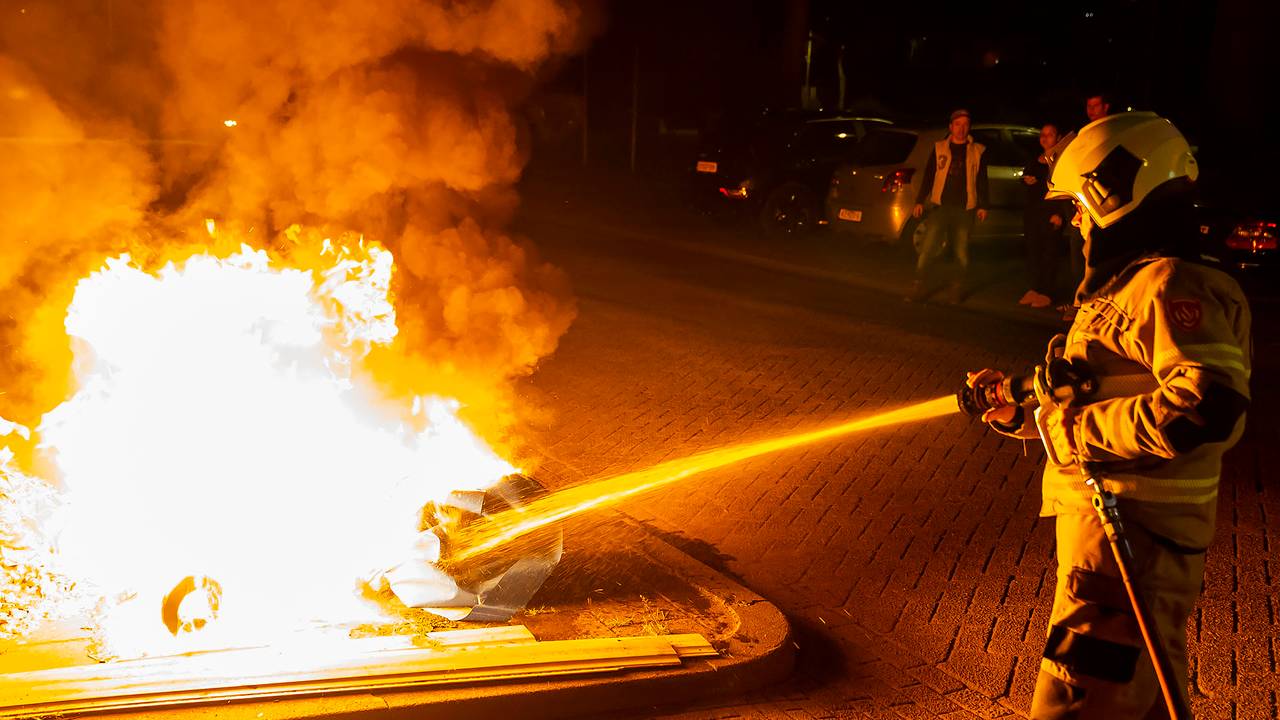 Het vuur aan de Aartshertoginstraat in Oss brak vlak voor middernacht uit (foto: Gabor Heeres/SQ Vision).
