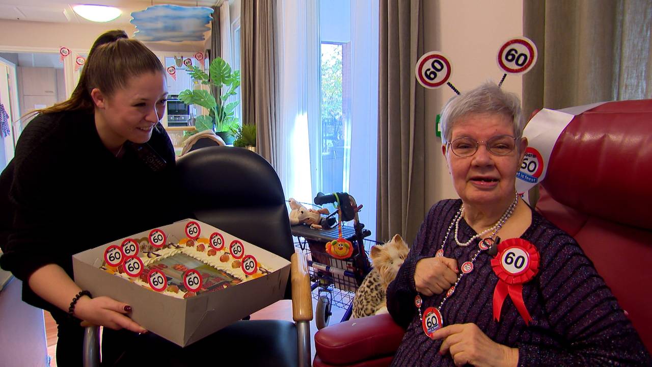 Taart voor Adèle: ze woont 60 jaar bij Amarant in Tilburg (foto: Bert Geeraets).