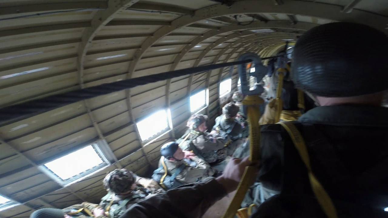 De parachutisten maken zich klaar voor hun sprong.