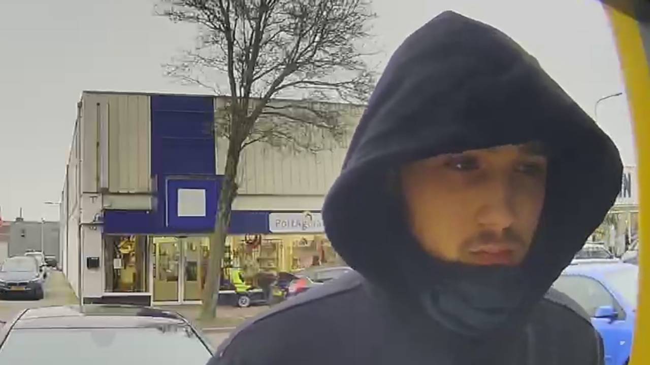 De man die geld met de bankpas van de vrouw pinde (Foto: Politie).