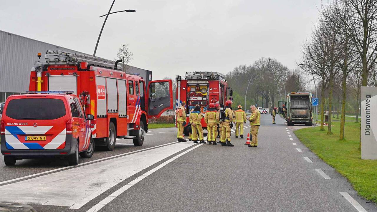 De vuilnismannen parkeerden hun vuilniswagen langs de Diamantweg in Hapert toen ze niet lekker werden (foto: Rico Vogels/SQ Vision).