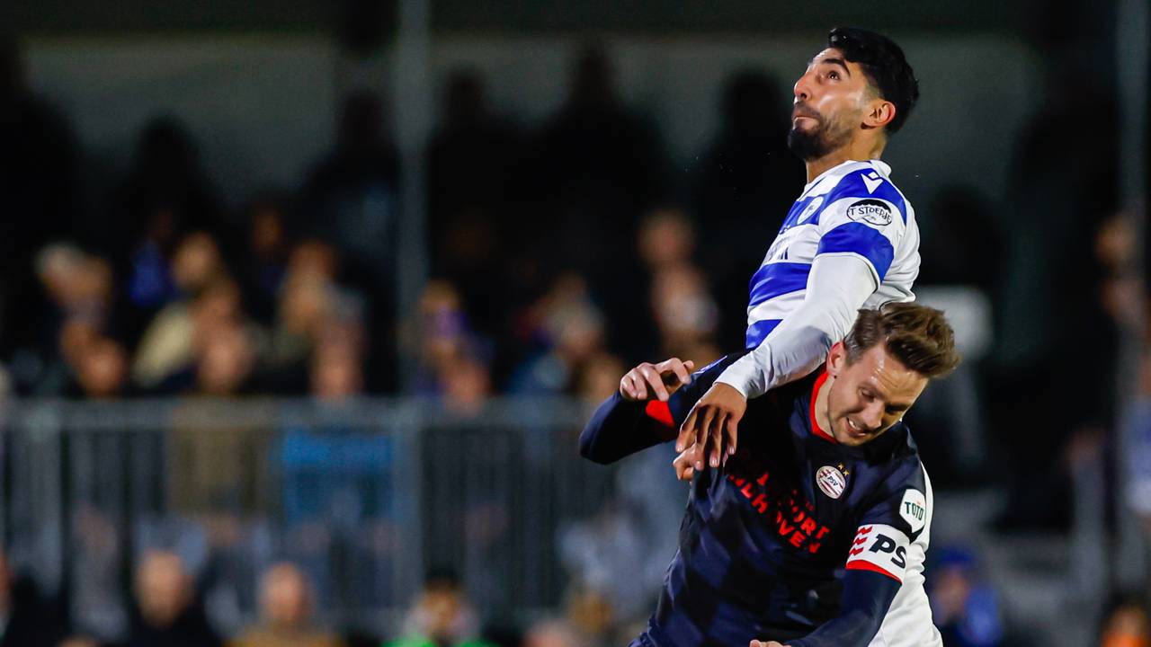 Luuk de Jong in duel met Matsies Artien (Foto: Orange Pictures)