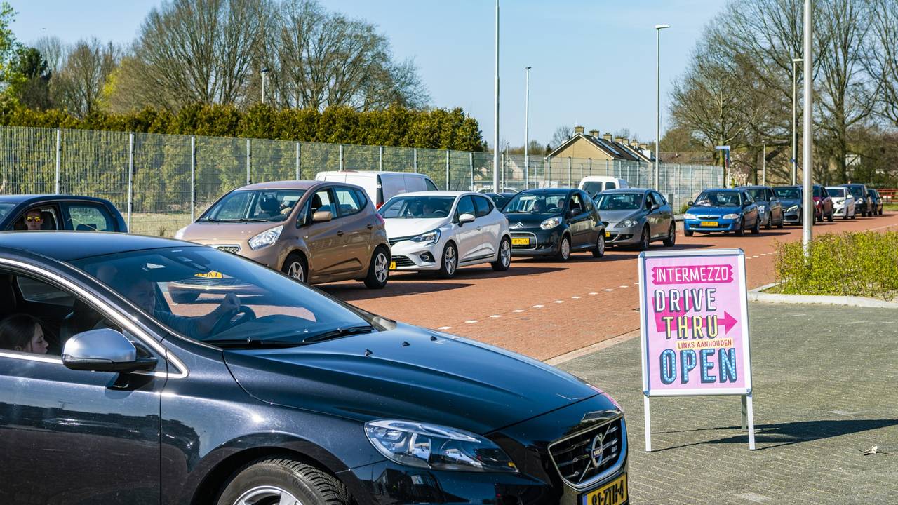 Rij auto's voor de drive-in van Intermezzo (foto: Jack Brekelmans/SQ Vision).