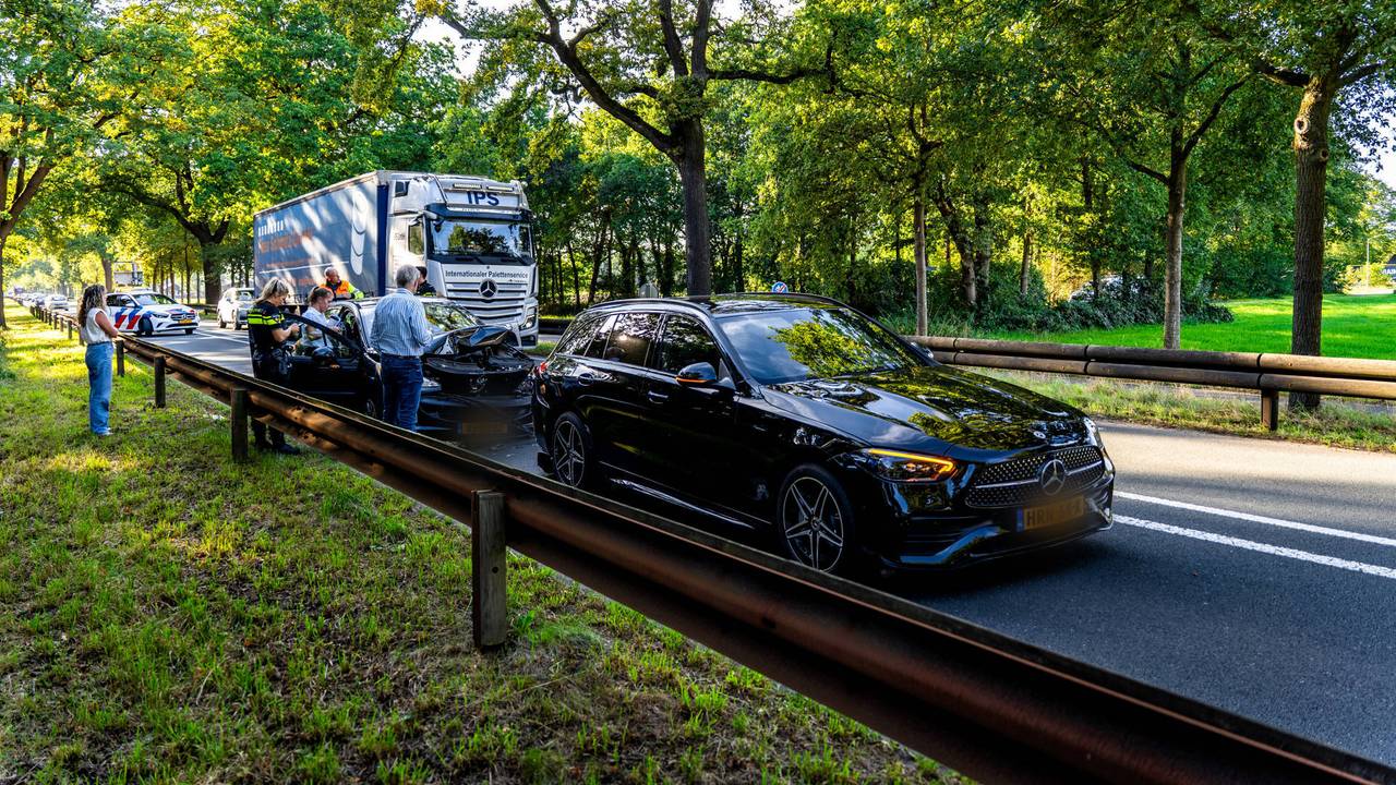 Geen gewonden bij kop-staartbotsing op provinciale weg bij Schaijk.