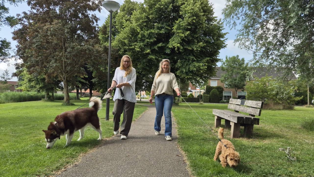 Nicole (links) en Ingrid met hun honden, in het beoogde parkje in Nieuwendijk (foto: Niek de Bruijn).