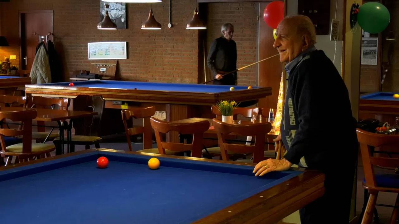 Jan schiet nog graag een biljartballetje. (Foto: Studio040)