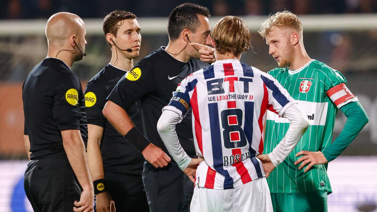 Jari Schuurman (rechts) tijdens de wedstrijd tegen Willem II in de play-offs (foto: Broer van den Boom/Orange Pictures).