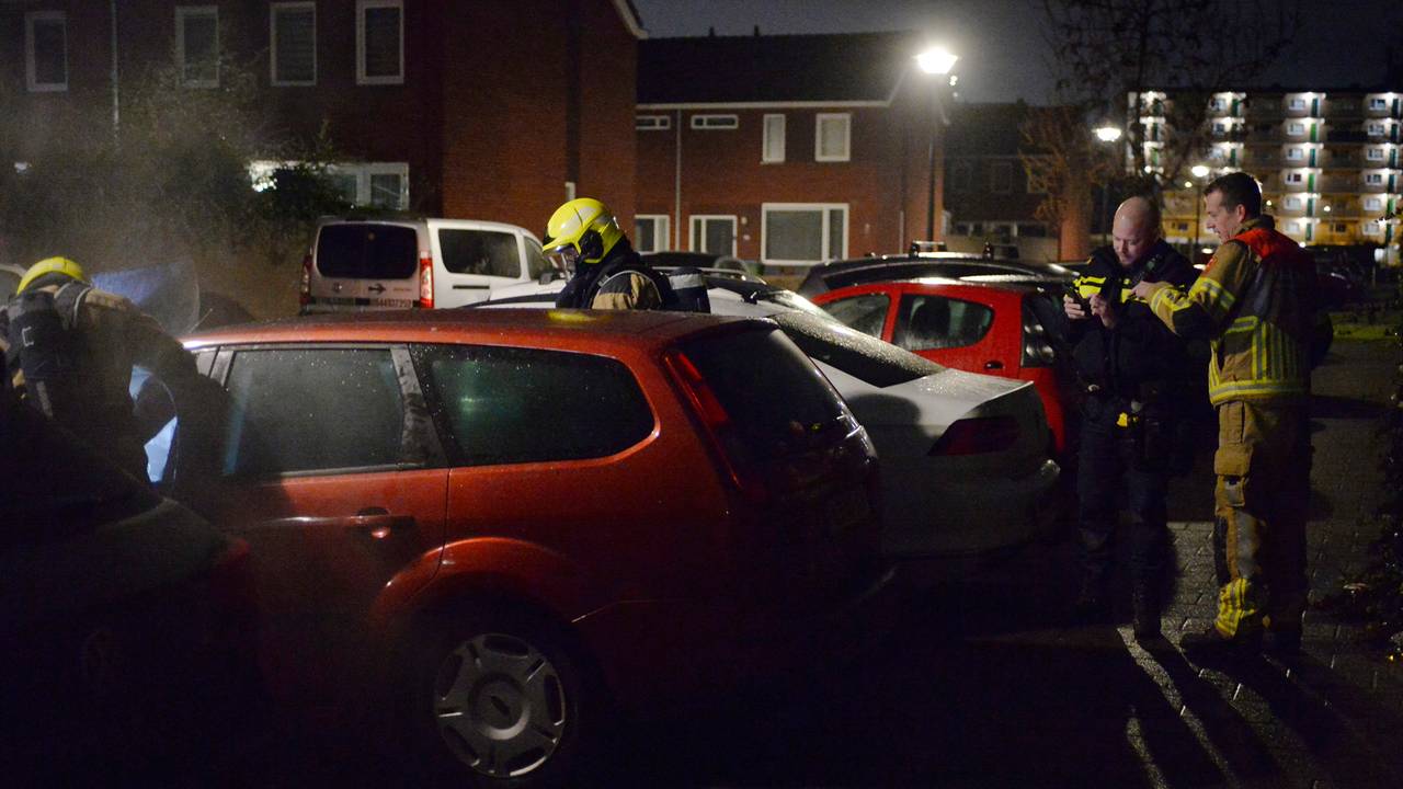 Hoe de autobrand kon ontstaan, wordt onderzocht (foto: Perry Roovers/SQ Vision).