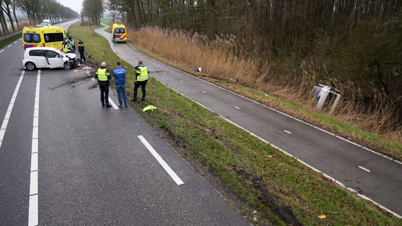 De bestelbus belandde na de frontale botsing in de berm langs de N612 bij Helmond (foto: Harrie Grijseels/SQ Vision).