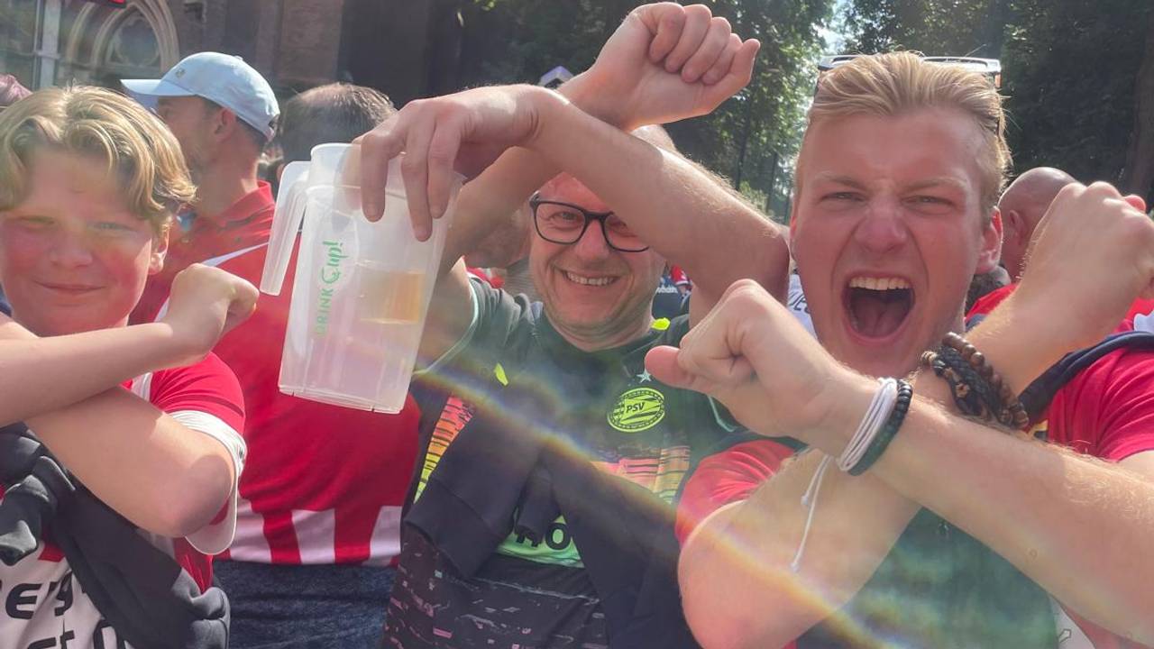 Sebas (rechts) samen met zijn vader en broer in Eindhoven (foto: Sebas Schlafli).