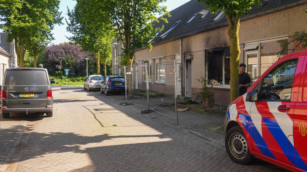 De omgeving van het huis aan de Antilopelaan in Helmond is afgezet (foto: SQ Vision).