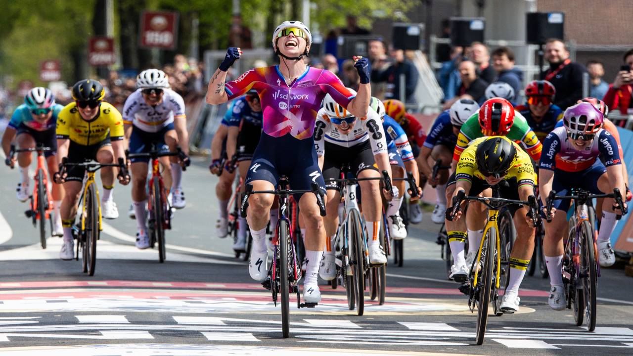Lorena Wiebes juicht  maar links van haar snoept Marianne Vos de zege van haar af met een laatste inspanning (foto: ANP).