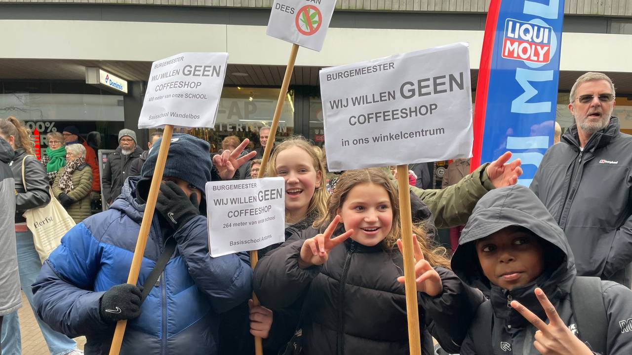 Kinderen protesteren tegen een coffeeshop op het Paletplein in Tilburg (foto: Tom van den Oetelaar).