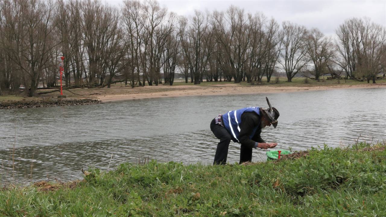 Jos Korthout raapt plastic langs de Afgedamde Maas bij Woudrichem.