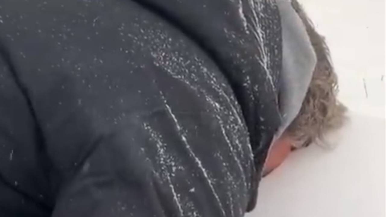 Guus Meeuwis drukt zijn gezicht in de sneeuw (foto: Guus Meeuwis)