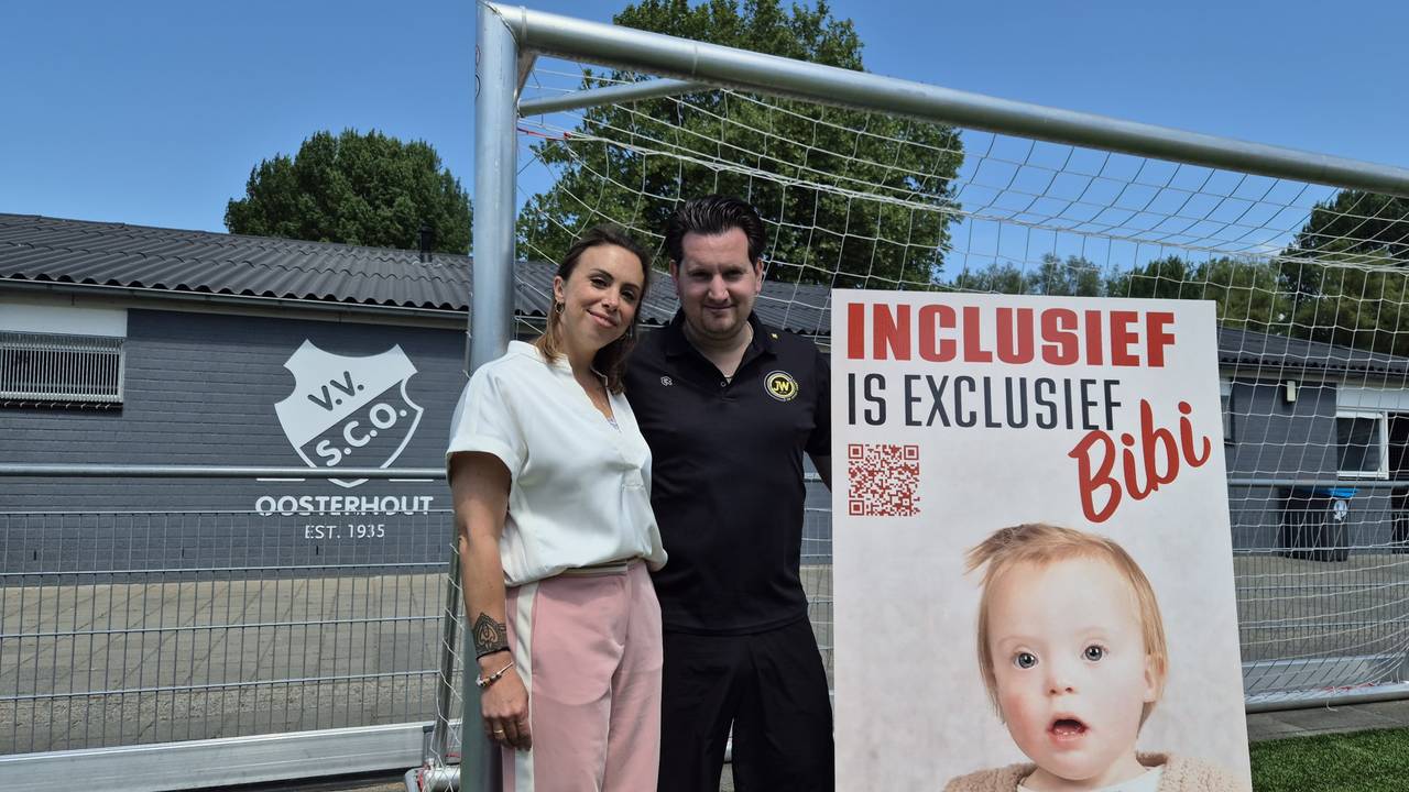 Rendy en Jeffrey, de ouders van Bibi, op het voetbalveld van vv SCO (foto: Niek de Bruijn)