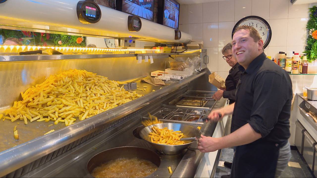 Nick met zijn moeder Ellie op de achtergrond (foto: Omroep Brabant).