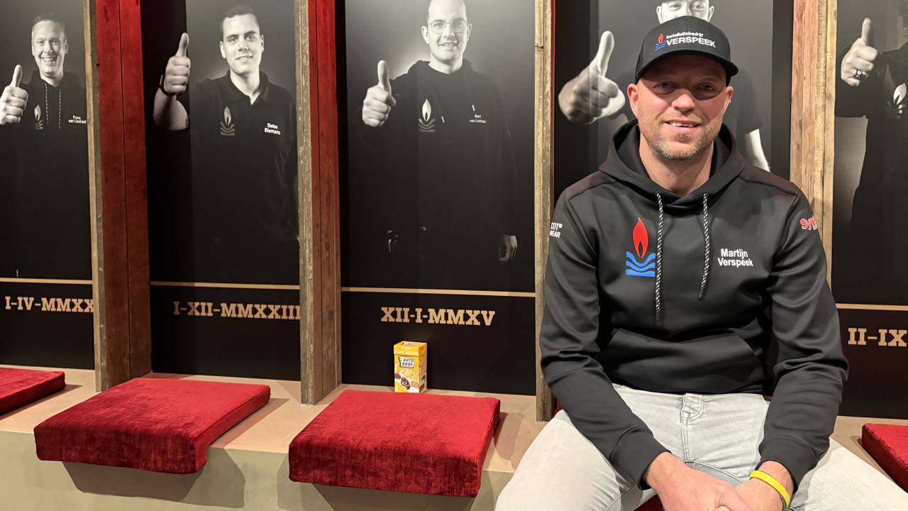Eigenaar Martijn Verspeek zit op zijn eigen stoeltje in de kleedkamer van zijn bedrijf (foto: Wilco Zonneveld).