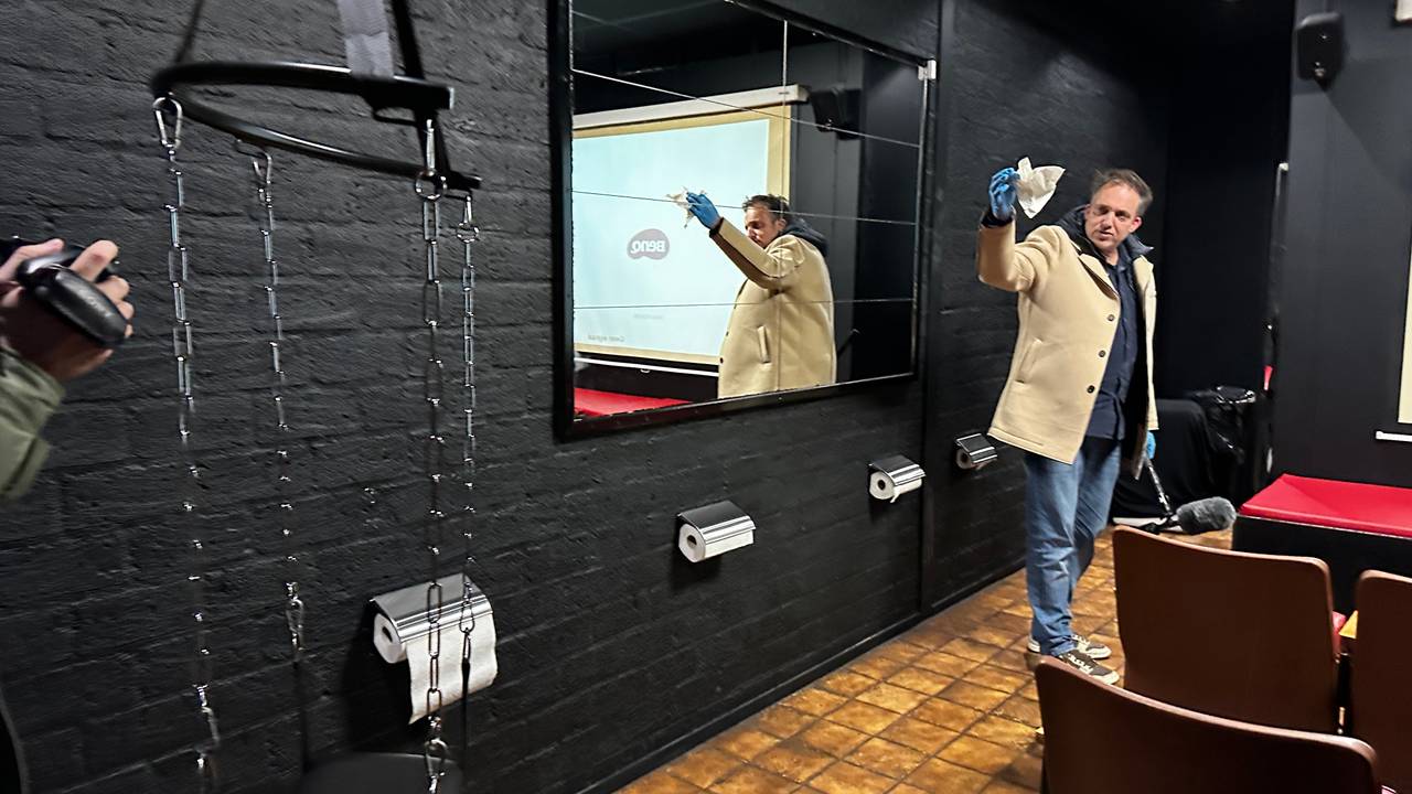 Opruimen in de seksbioscoop.