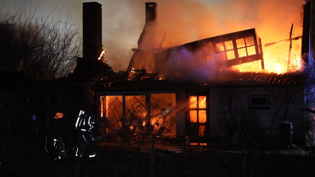 Grote brand in woonboerderij Son (Foto: Sander van Gils/SQ Vision).