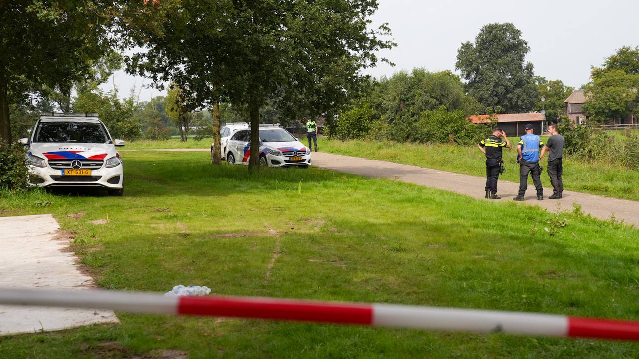 De politie doet onderzoek aan de Pater Eustachiuslaan in Aarle-Rixtel (foto: Harrie Grijseels/SQ Vision).