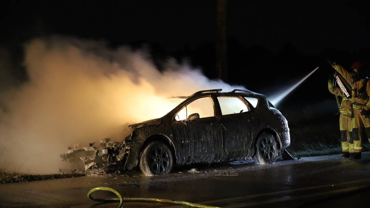 Van de auto in Venhorst bleef na de brand weinig over (foto: Kevin Kanters/SQ Vision).
