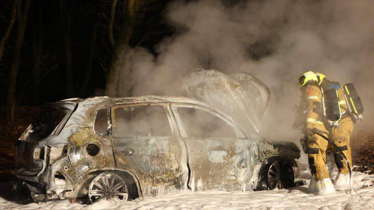 Van de auto in Helvoirt bleef weinig over (foto: Bart Meesters).