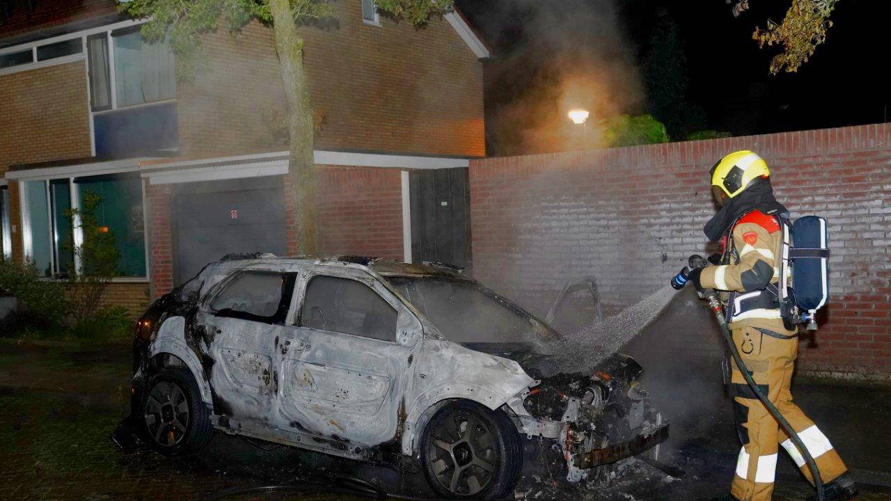 De brandweer was snel aanwezig, maar kon niet voorkomen dat de auto aan de Van Reysstraat in Den Bosch verloren ging (foto: Bart Meesters).