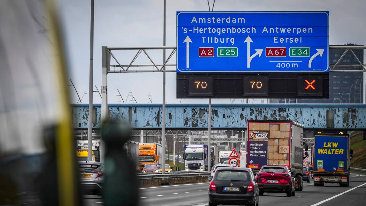 Het viel de weginspecteur op dat vooral veel voertuigen met een buitenlands kenteken de rode kruizen negeerden (foto: SQ Vision).