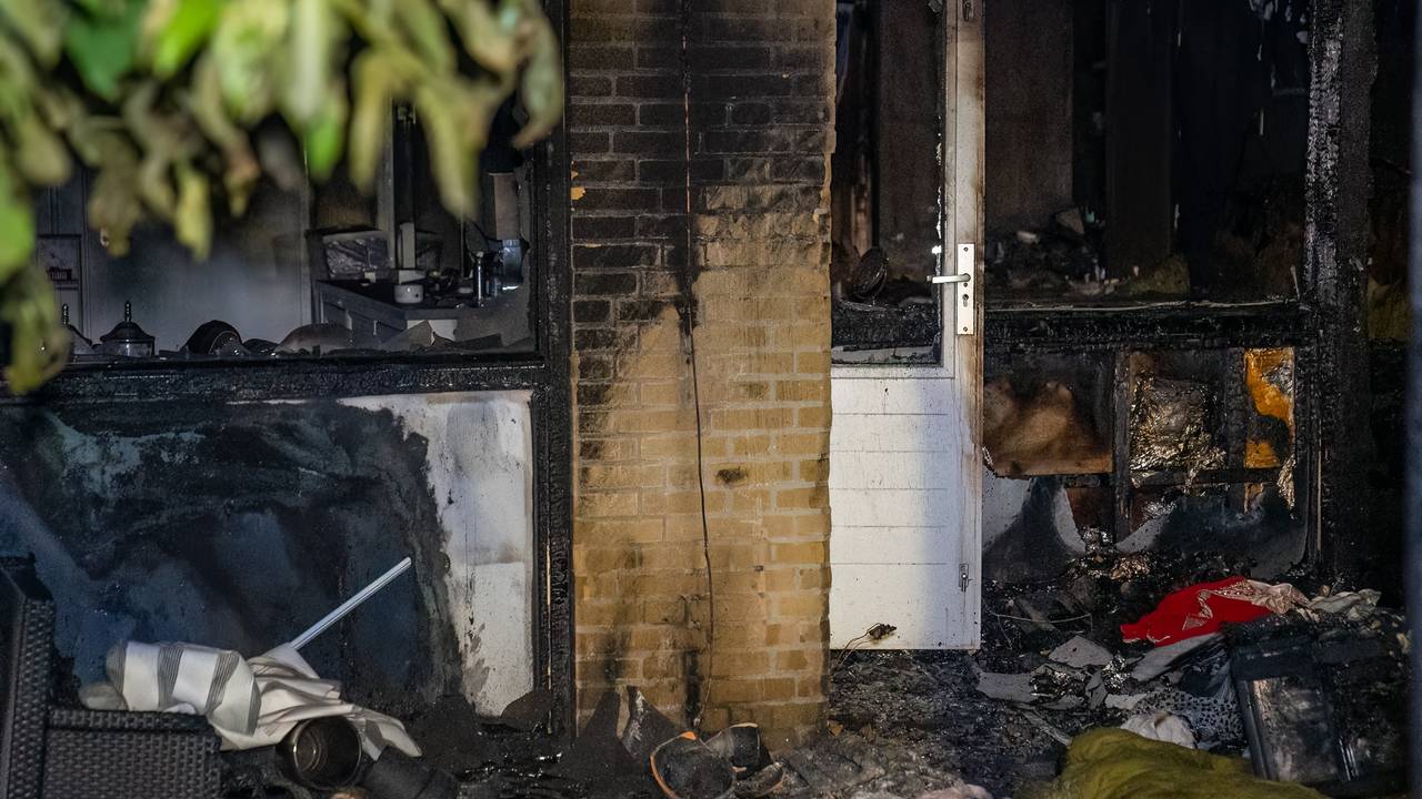 De brand verwoestte een huis aan de straat De Kabouters in Den Bosch (foto: Iwan van Dun/SQ Vision).