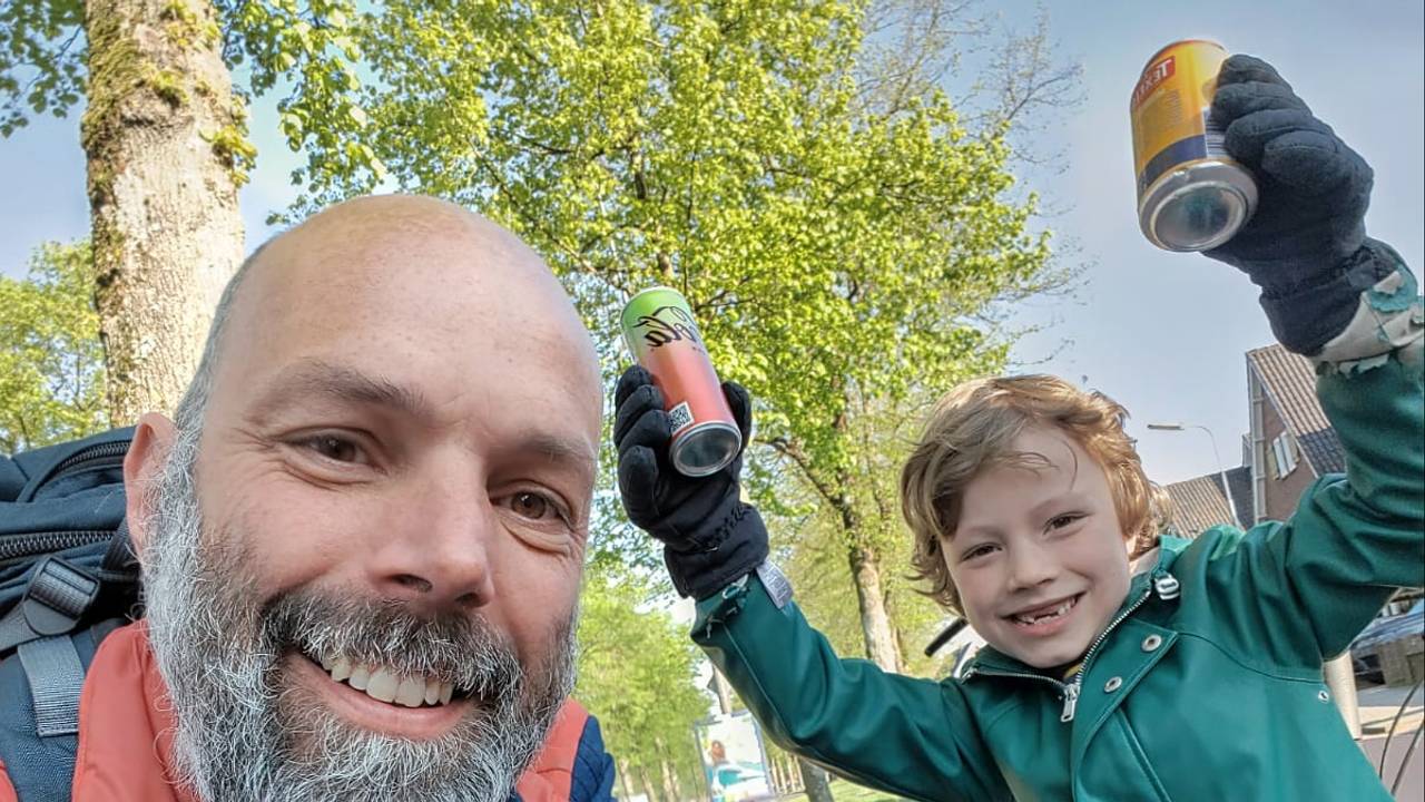 Elke dag raapt Kamiel blikjes van straat voor het goede doel (privéfoto).