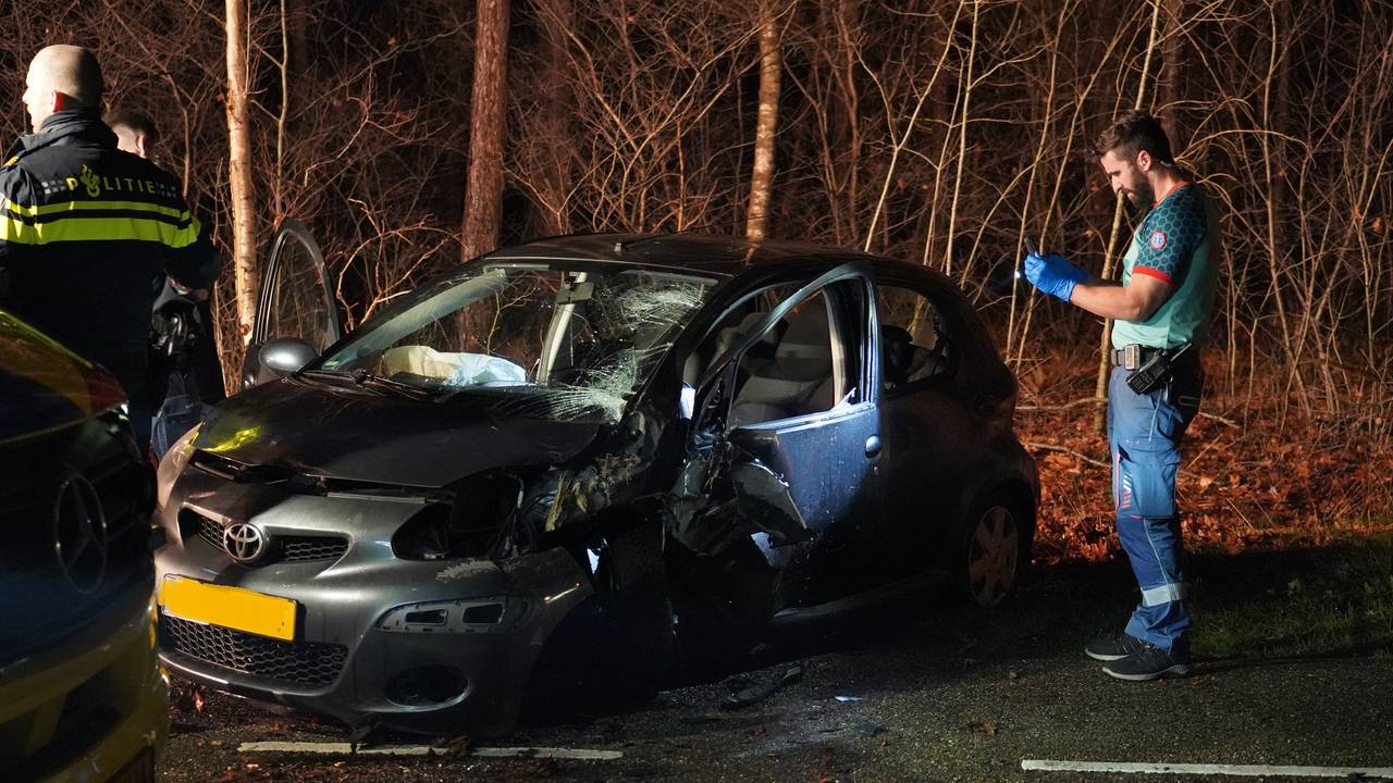 Hoe het mis kon gaan op de Chaamseweg in Chaam wordt onderzocht (foto: Jeroen Stuve/SQ Vision).