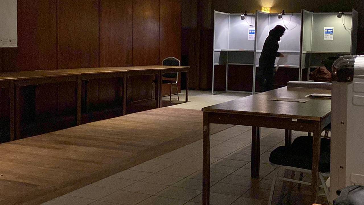 Een stembureau in Alphen (foto: Mark Versteden).