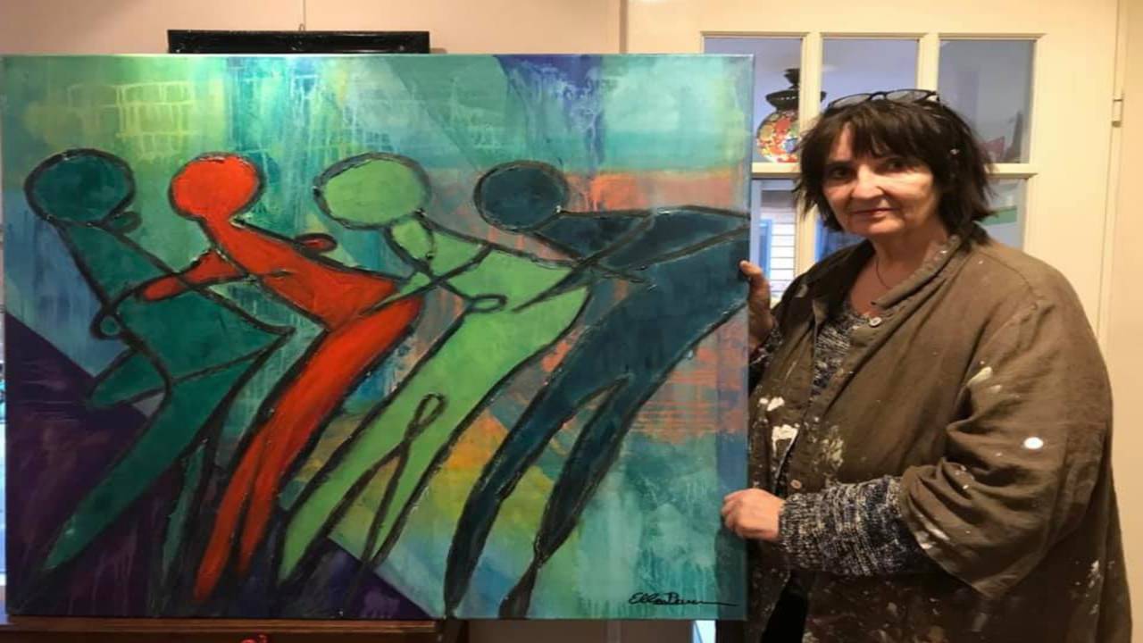 Ellen met haar schilderij 'Samen bereik je meer'