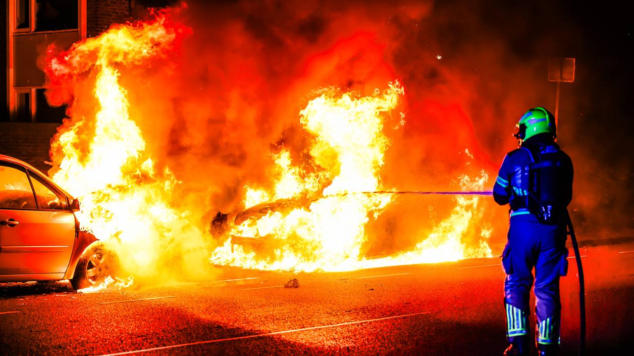 autos door brand beschadigd • aanrijding op het spoor.