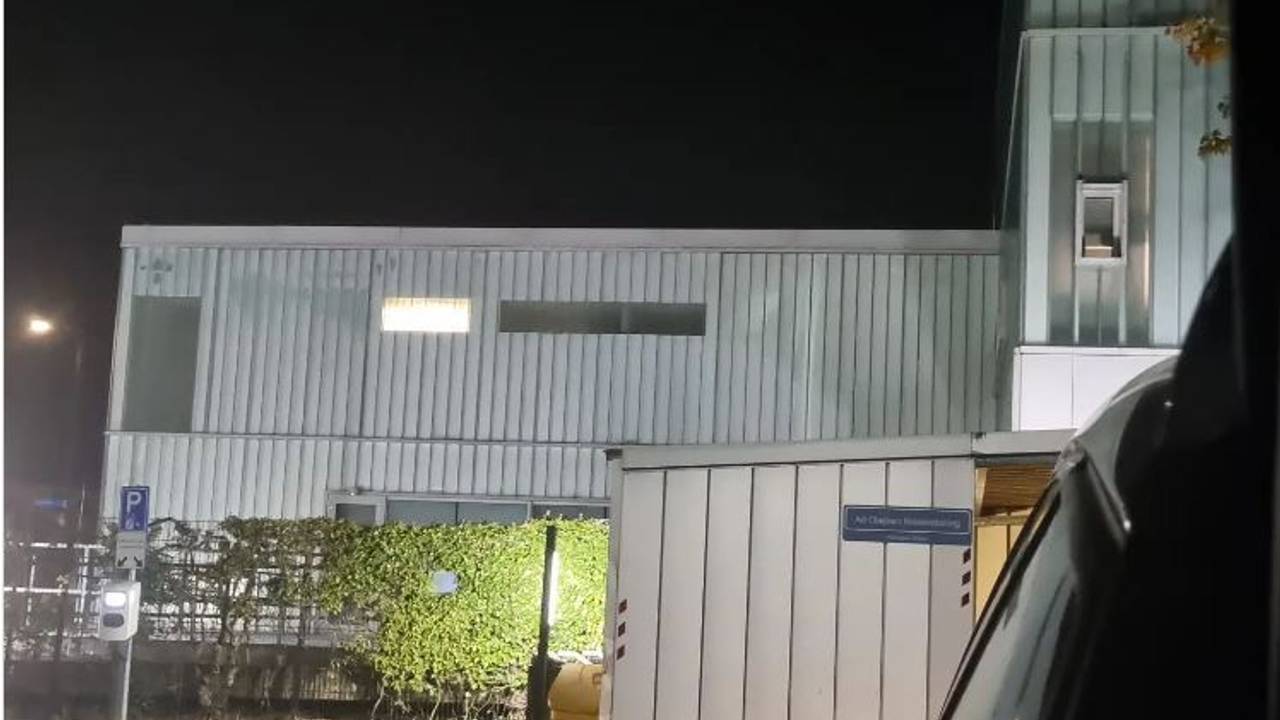 De agressieve vrouw werd naar het politiebureau gebracht (foto: Instagram politie Boxtel-Vught-Gestel).